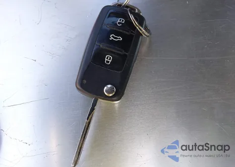 2013 Volkswagen Beetle 2.5L z USA, uszkodzony, nr VIN 3VW5P7AT9DM831631